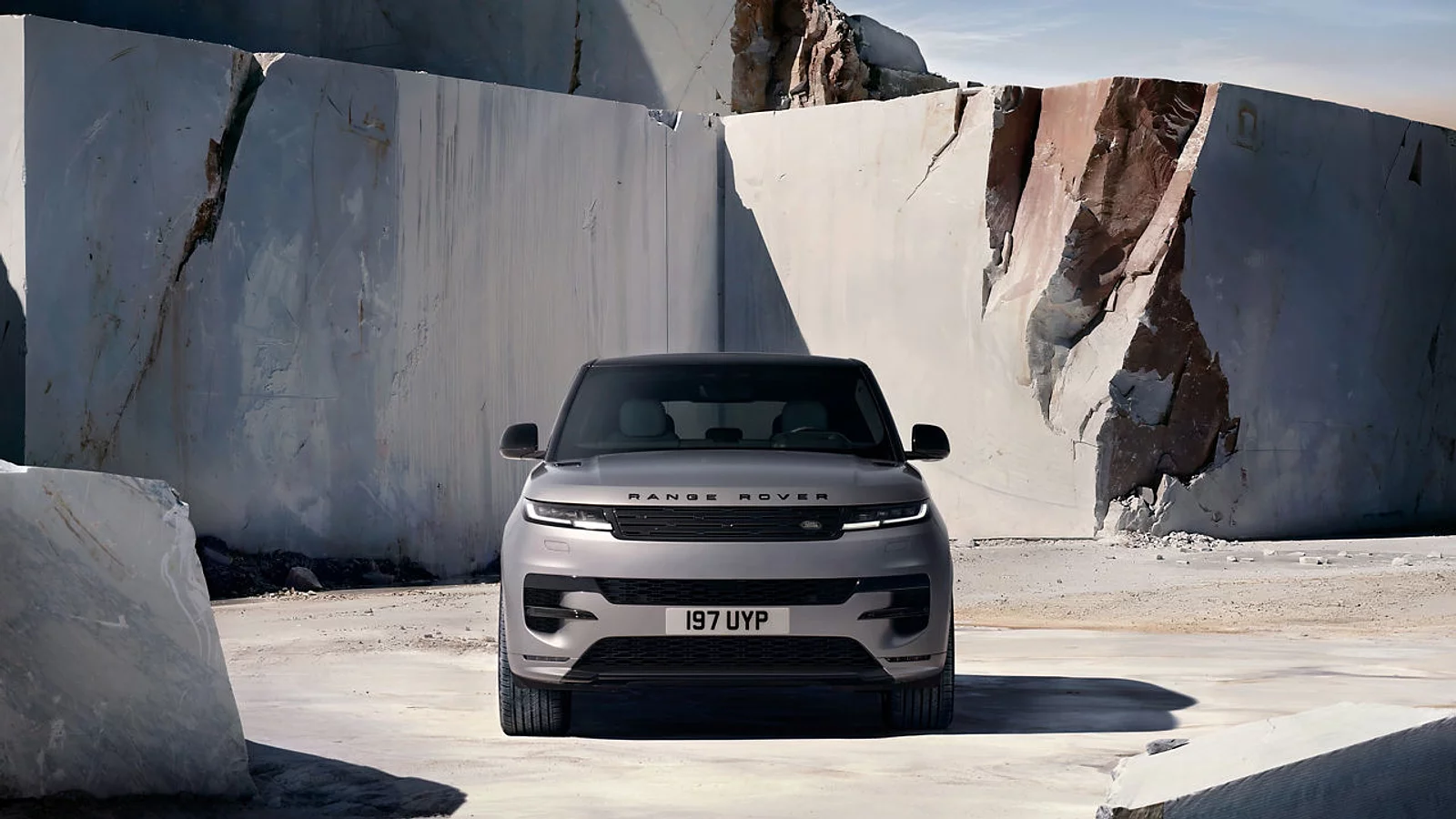 ภาพด้านหน้าของรถยนต์ไฟฟ้า Range Rover Sport BEV