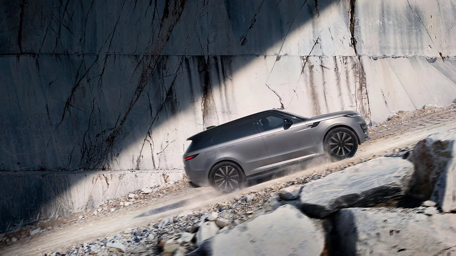 ภาพด้านข้างของรถยนต์ไฟฟ้า Range Rover Sport BEV