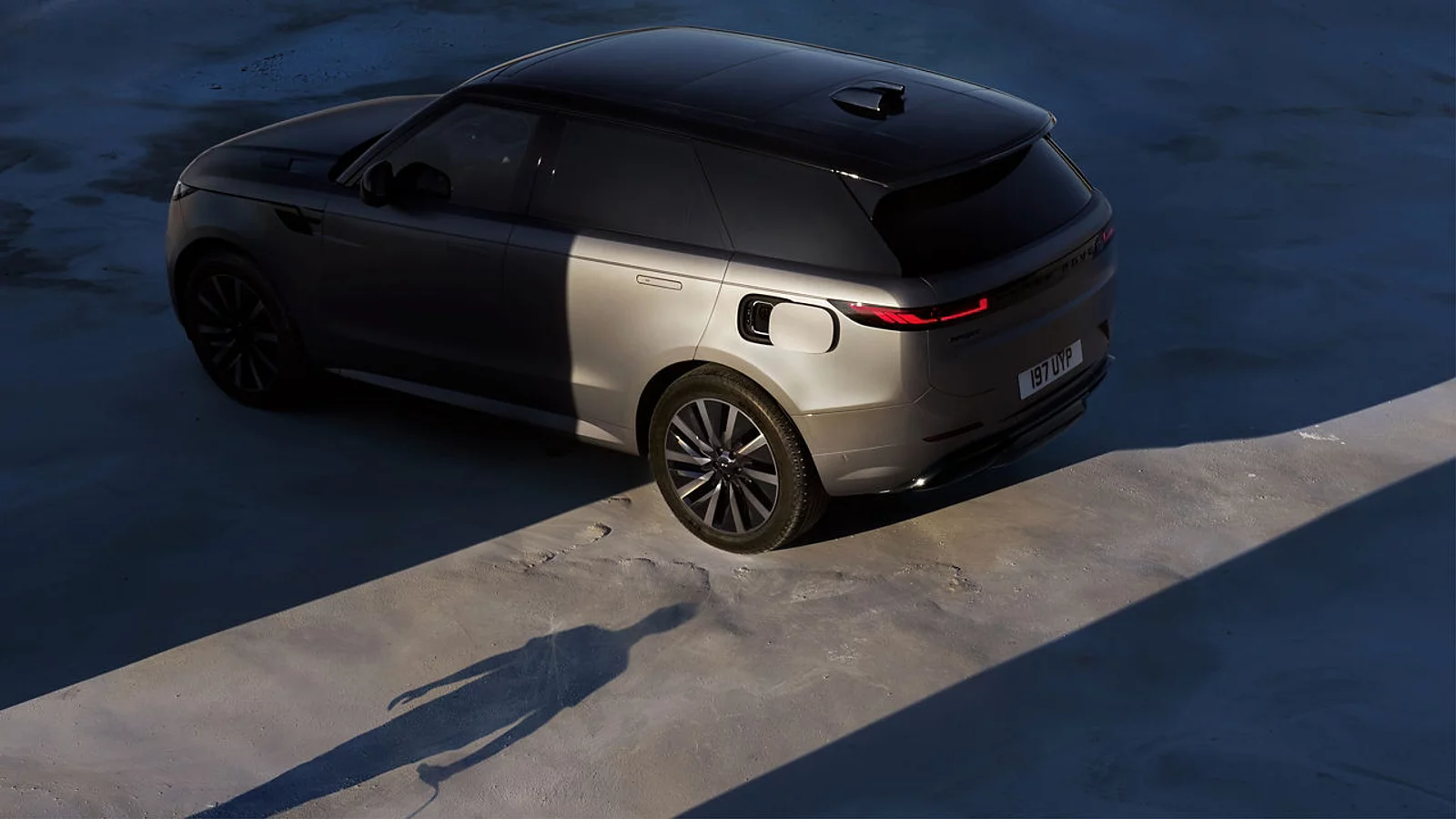 ภาพด้านข้างของ Range Rover Sport BEV พลังงานไฟฟ้า