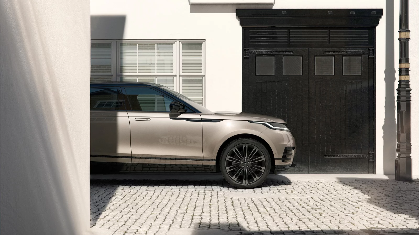 Range Rover Velar cam evin dışında