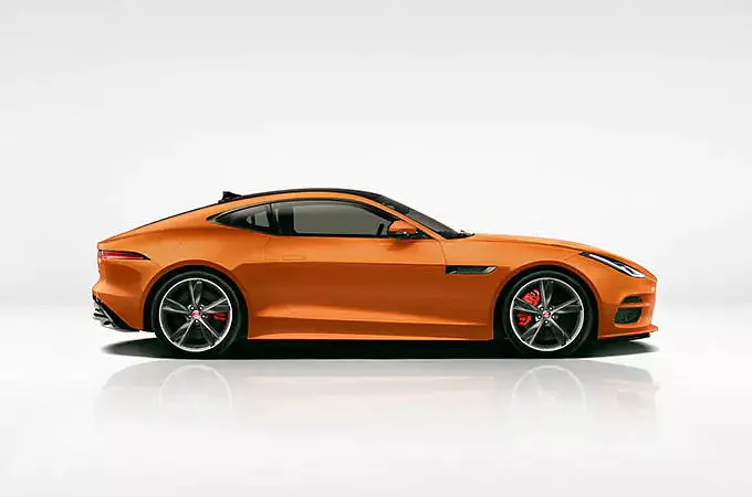 Pomarańczowy Jaguar F-Type bokiem