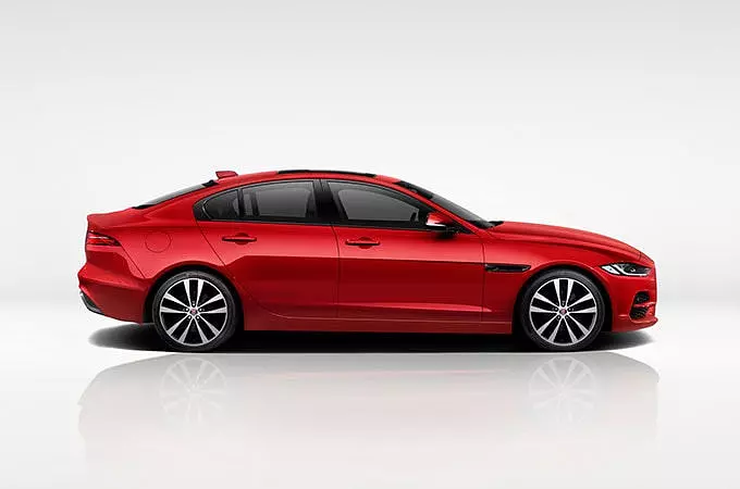 Czerwony Jaguar XE bokiem