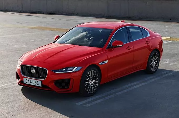 JAGUAR XE rojo