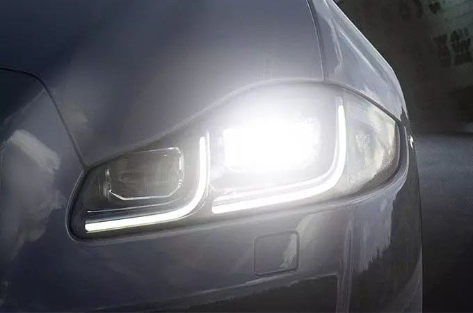 AUTOMATIC HEADLIGHTS AND INTELLIGENT HIGH BEAM ASSIST