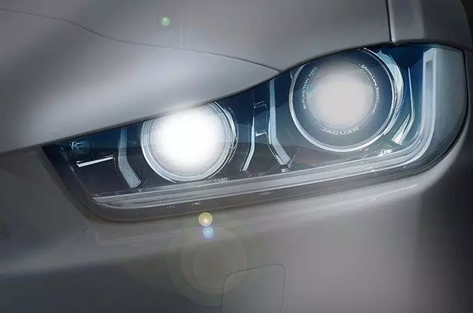 AUTOMATIC HEADLIGHTS AND INTELLIGENT HIGH BEAM ASSIST