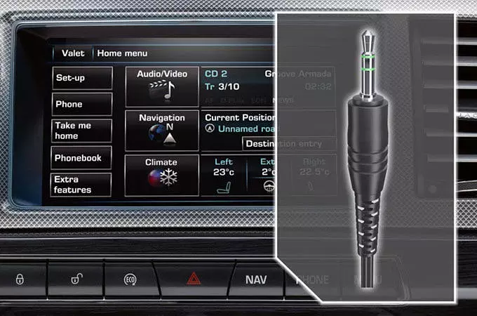 AUDIO CONNECTIVITY SYSTEM - CONNECTING PERSONAL DEVICES VIA AUX (2014 - 2015)