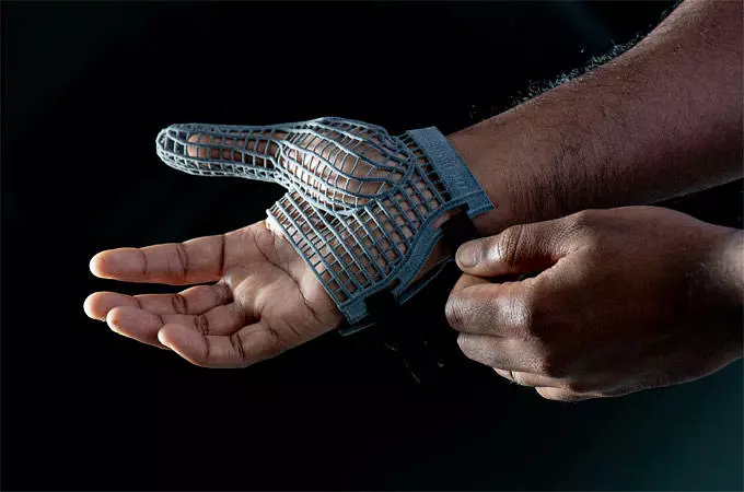 A SAFE PAIR OF HANDS FOR WORKERS WITH JAGUAR LAND ROVER’S NEW 3D-PRINTED GLOVES
