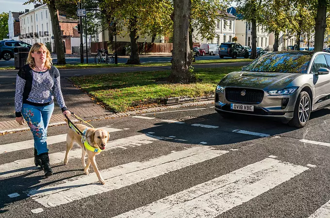 EL SONIDO DEL JAGUAR I-PACE PROTEGE A LOS PEATONES