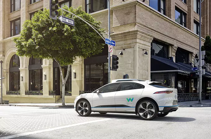 WAYMO Y JAGUAR LAND ROVER ANUNCIAN UN ACUERDO DE COLABORACIÓN DE LARGA DURACIÓN QUE COMIENZA CON EL SISTEMA DE CONDUCCIÓN AUTÓNOMA PARA EL NUEVO JAGUAR I-PACE