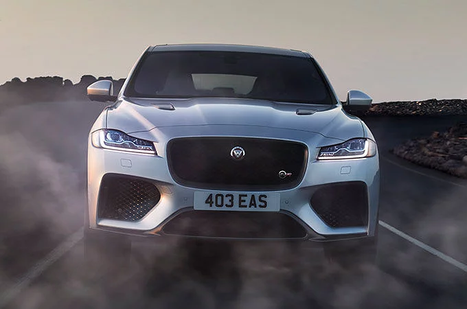 JAGUAR F-PACE SVR JE NA DOHĽAD. JEHO ŠPORTOVÁ VERZIA POSÚVA LATKU EŠTE VYŠŠIE