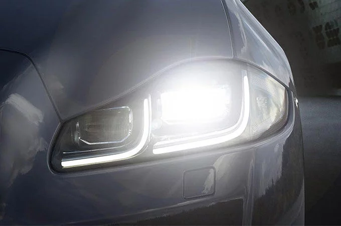 AUTOMATISKE HOVEDLYS OG INTELLIGENT HIGH BEAM ASSIST