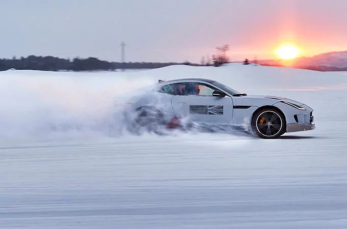 Chcete zažiť adrenalínovú jazdu na snehu? Navštívte Jaguar Ice Academy