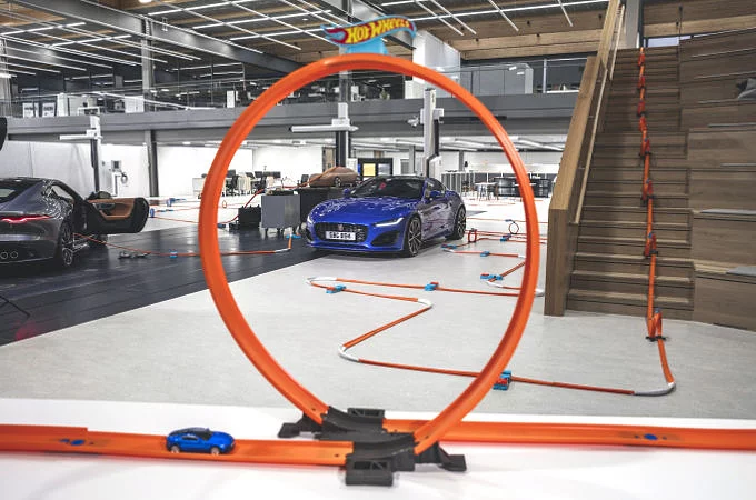 НОВИЙ JAGUAR F-TYPE ПРОВОДИТЬ СВІТОВУ ПРЕМ’ЄРУ РАЗОМ ІЗ HOT WHEELS®