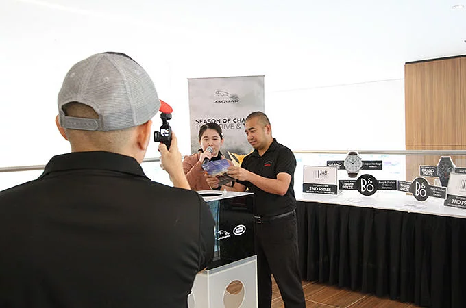 8 LUCKY WINNERS AT INDERA MOTOR’S JAGUAR LUCKY DRAW