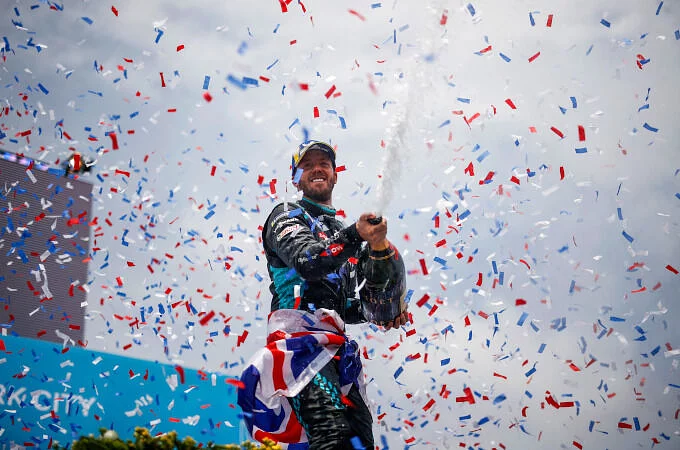 JAGUAR RACING 車手 SAM BIRD 於紐約站贏得歷史性勝利 持續在 FORMULA E 世界電動方程式錦標赛領先