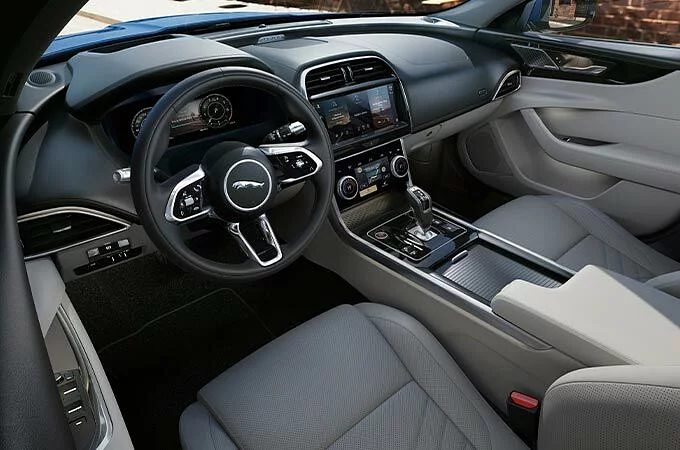 Jaguar XE zdjęcie wnętrza
