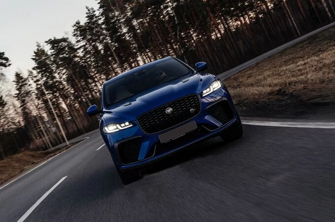 Jaguar uz Latviju atgādājis īpašu SUV – F-Pace SVR ar 550 ZS