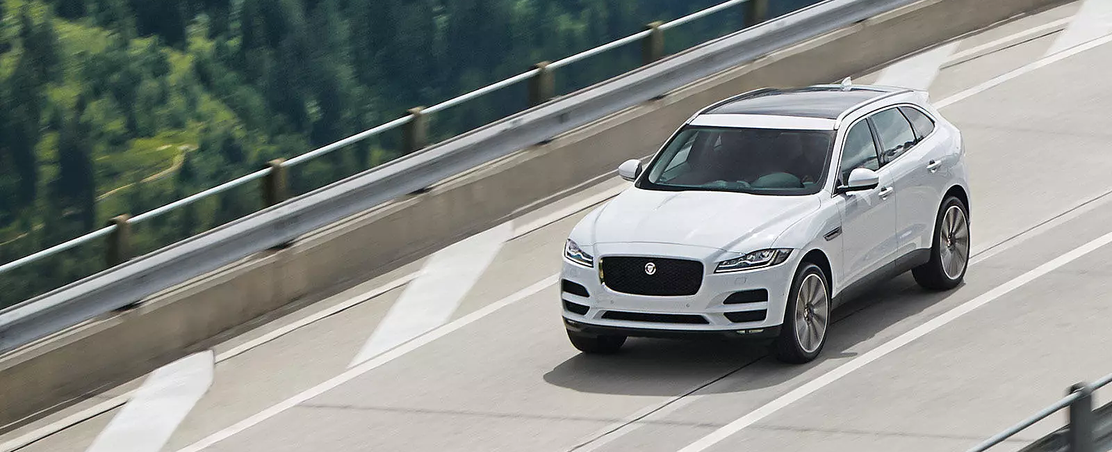 Jaguar F-PACE jadący na moście