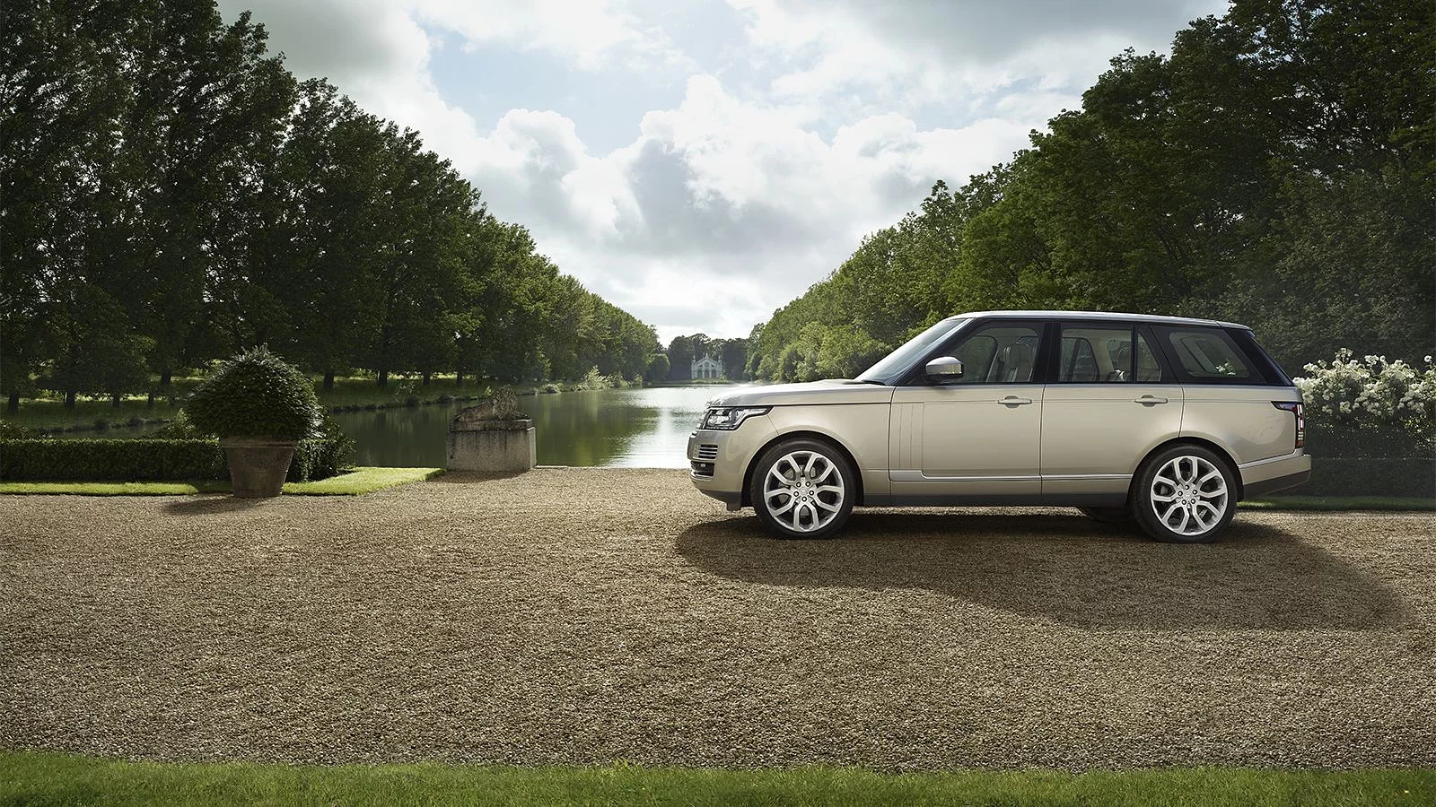Vi erbjuder alla Land Rover-ägare en attraktiv bilförsäkring i samarbete med Folksam.