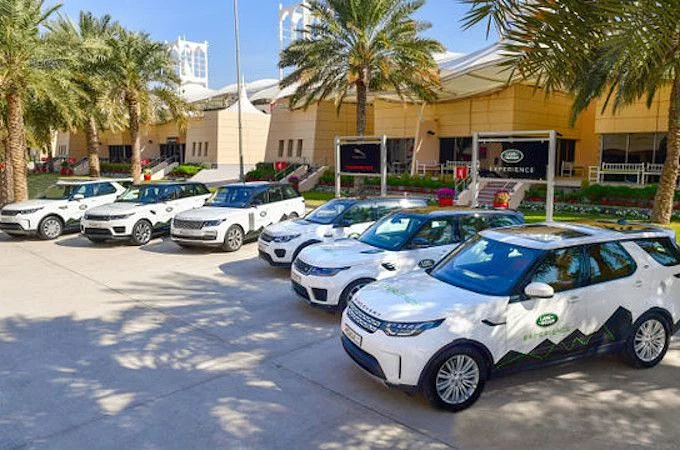 أسطول جديد من سيارات لاند روﭬر طراز 2019 في مركز تجربة لاند روﭬر البحرين