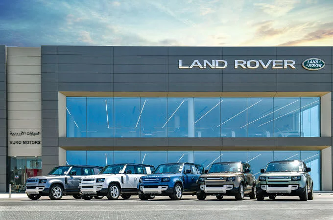 سيارة لاند روڤر ديفندر الجديدة تصل إلى شركة السيارات الأوروبية