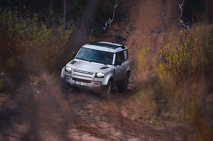 Pasaulio moterys geriausiu metų automobiliu pasirinko „Land Rover Defender“
