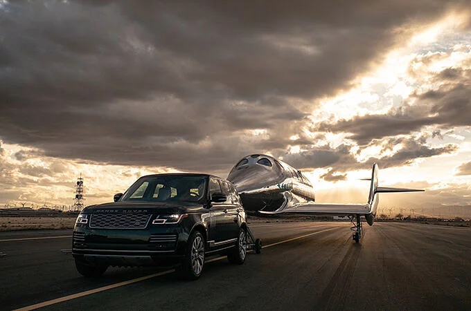 VIRGIN GALACTIC I LAND ROVER OGŁASZAJĄ PRZEDŁUŻENIE WSPÓŁPRACY PROWADZONEJ NA SKALĘ GLOBALNĄ UJAWNIAJĄC NOWY PROJEKT KOMERCYJNEGO STATKU KOSMICZNEGO