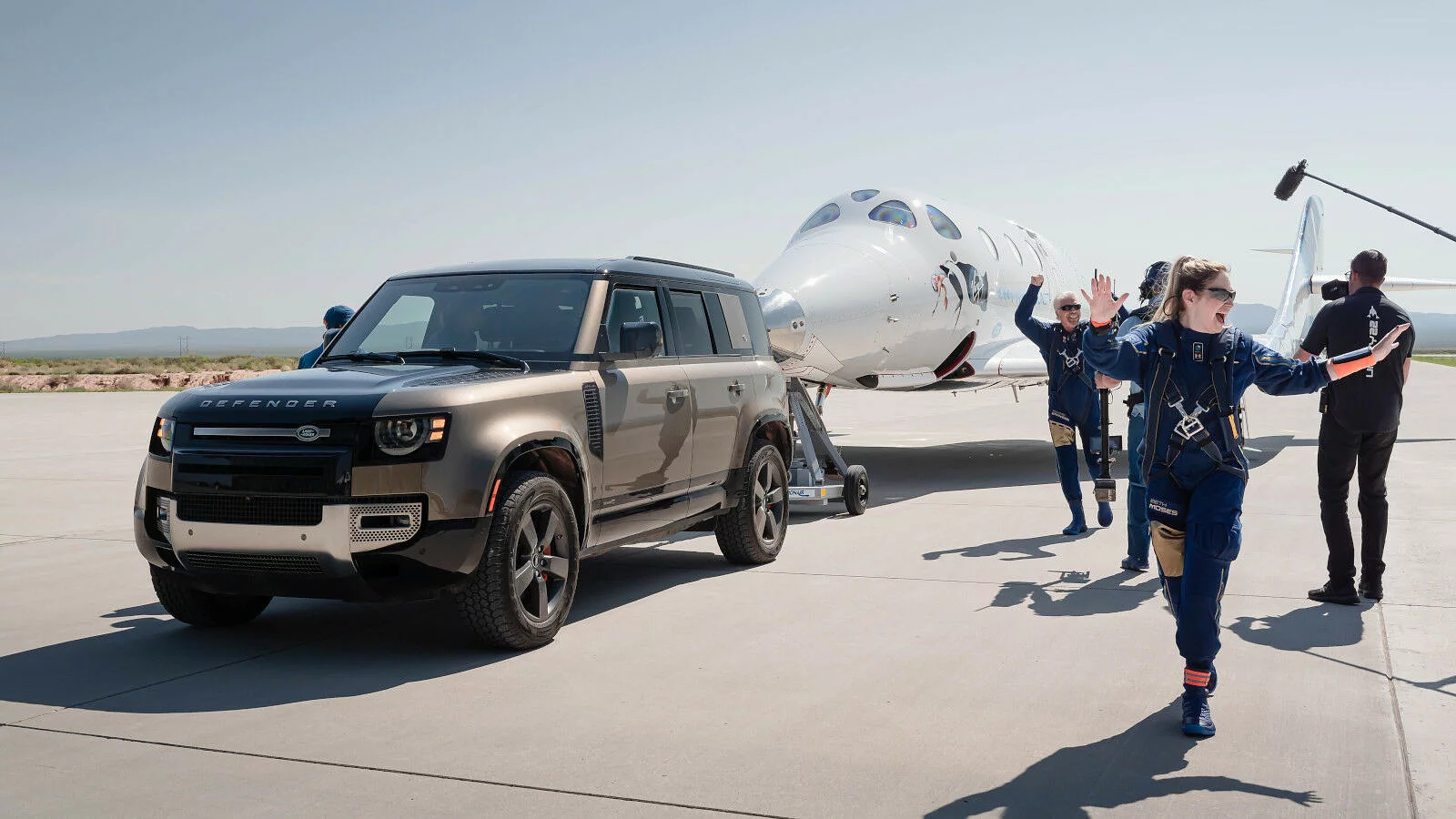 LAND ROVER SUPPORTS VIRGIN GALACTIC’S FIRST FULLY CREWED SPACE FLIGHT