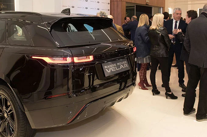 Λαμπερά εγκαίνια για τη Spanos Luxury Cars για την έναρξη της συνεργασίας της με την Jaguar Land Rover.