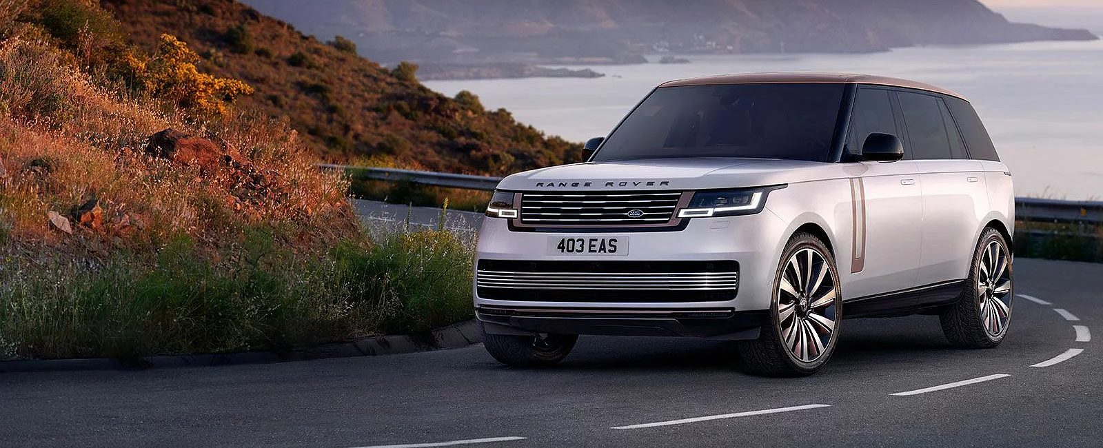 Range Rover na drodze