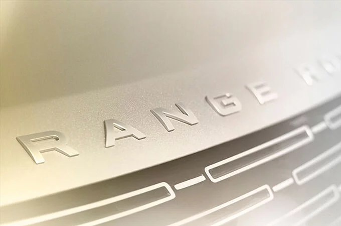 Land Rover sniedz ieskatu par jauno Range Rover modeli