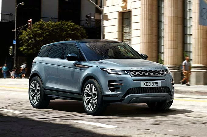 Zielony Range Rover Evoque zdjęciu przodu z bokiem