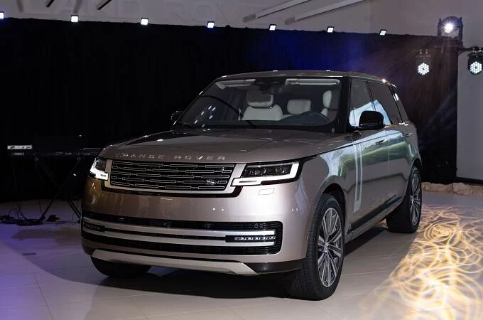 NO KARALISKĀS PREZENTĀCIJAS LONDONĀ UZ RĪGU: IESPAIDĪGS JAUNAIS RANGE ROVER