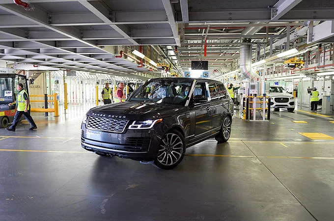 PIERWSZY RANGE ROVER WYPRODUKOWANY W FABRYCE W SOLIHULL, Z ZACHOWANIEM ŚRODKÓW DYSTANSOWANIA SPOŁECZNEGO 