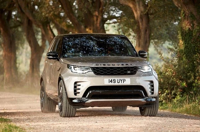 NOWY DISCOVERY -WYDAJNE UKŁADY NAPĘDOWE, NOWY SYSTEM MULTIMEDIALNY ORAZ WIĘCEJ KOMFORTU W NAJBARDZIEJ WSZECHSTRONNYM, RODZINNYM SUVIE