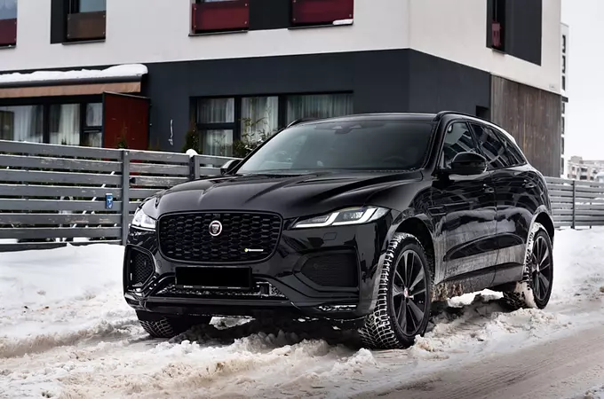 VĒL IZSMALCINĀTĀKS UN TEHNOLOĢIJĀM BAGĀTĀKS – JAUNAIS JAGUAR F-PACE IERADIES LATVIJĀ