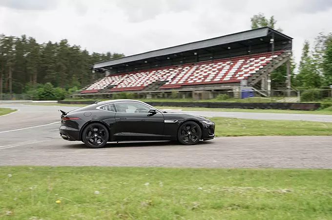  F-Type un F-Pace SVR.