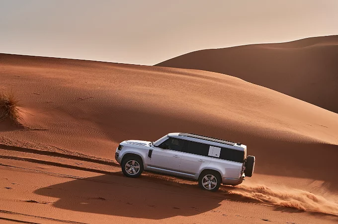  لاند روڤر تستعرض طرازها الجديد ديفندر 130 