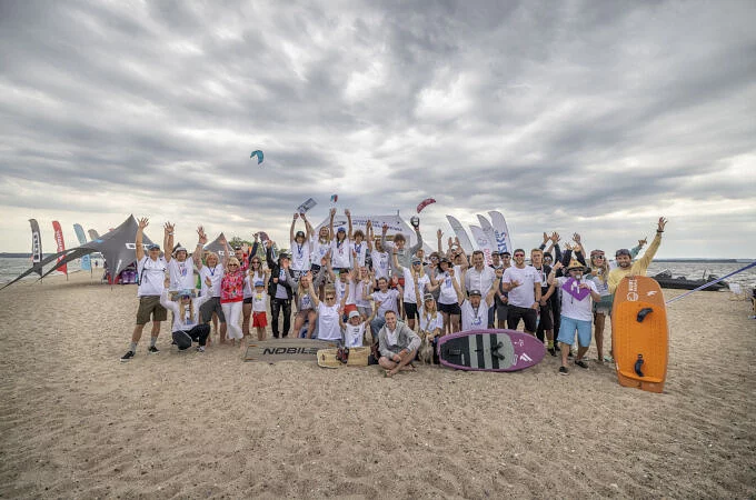 LAND ROVER PONOWNIE NAPĘDZA MISTRZOSTWA POLSKI W KITESURFINGU I WINGFOILU