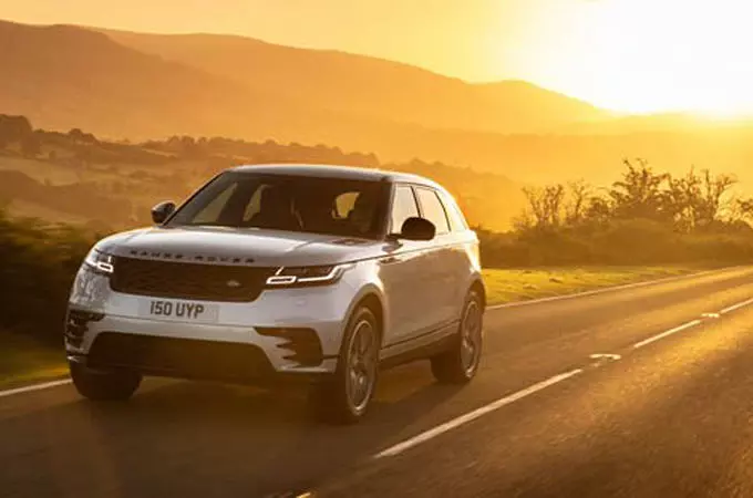 ATJAUNOTAIS RANGE ROVER VELAR – AR PLUG-IN PIEDZIŅU UN JAUNU MULTIMEDIJU SISTĒMU