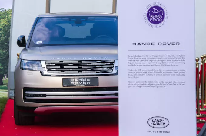 JAGUAR I LAND ROVER WŁĄCZAJĄ SIĘ W OBCHODY PLATYNOWEGO JUBILEUSZU KRÓLOWEJ