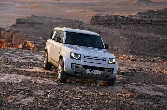 LAND ROVER RADĪJIS DEFENDER 8 PASAŽIERIEM
