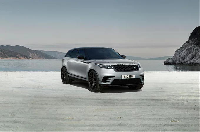 Srebrny Range Rover z napędem AWD zdjęcie przodu z bokiem