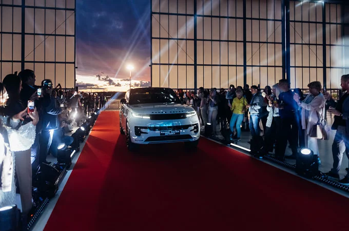Rīgā uzmirdz Range Rover Sport zvaigzne
