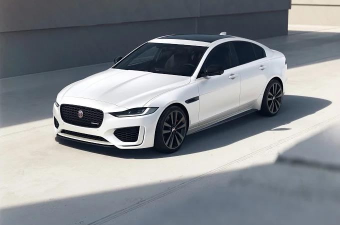 JAGUAR XE ТА XF: ЕКСКЛЮЗИВНІ ВЕРСІЇ R-DYNAMIC BLACK