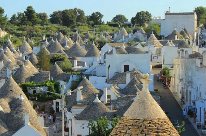 <center><small>Alberobello Evleri | Fotoğraf: thegrandwinetour.com</center></small>