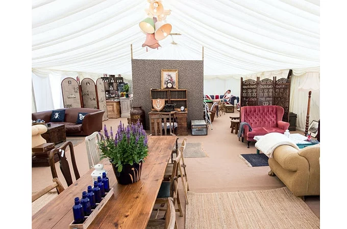 POP-UP HOTEL'IN GLASTONBURY FESTIVALI'NDEKI ORTAK ALANI.