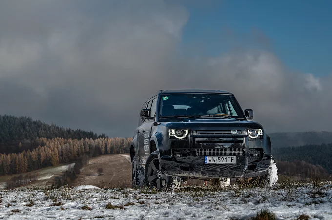 POLSKA PREMIERA DEFENDERA 130 ZA NAMI. SAMOCHÓD ZOSTAŁ ZAPREZENTOWANY W WYMAGAJĄCYCH GÓRSKICH WARUNKACH