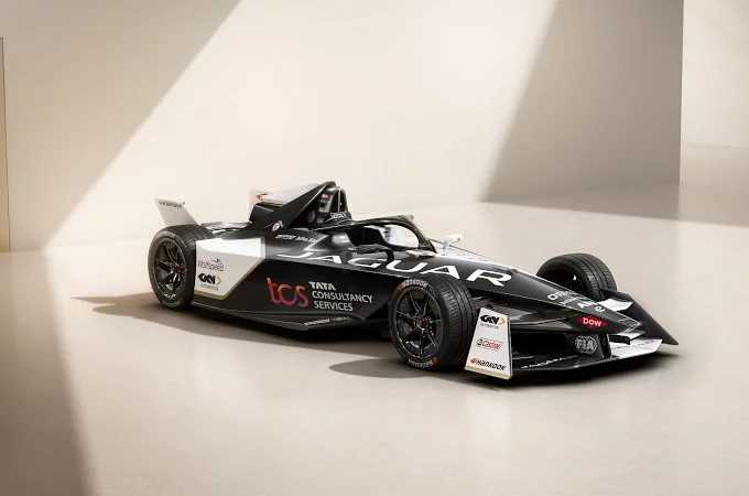 JAGUAR TCS RACING ATKLĀJ VISU LAIKU MODERNĀKO PILNĪBĀ ELEKTRISKO JAGUAR SACĪKŠU AUTO
