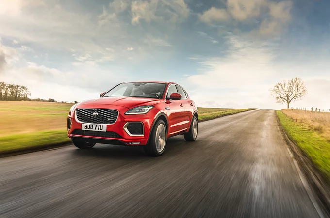 Jadący Jaguar E-PACE